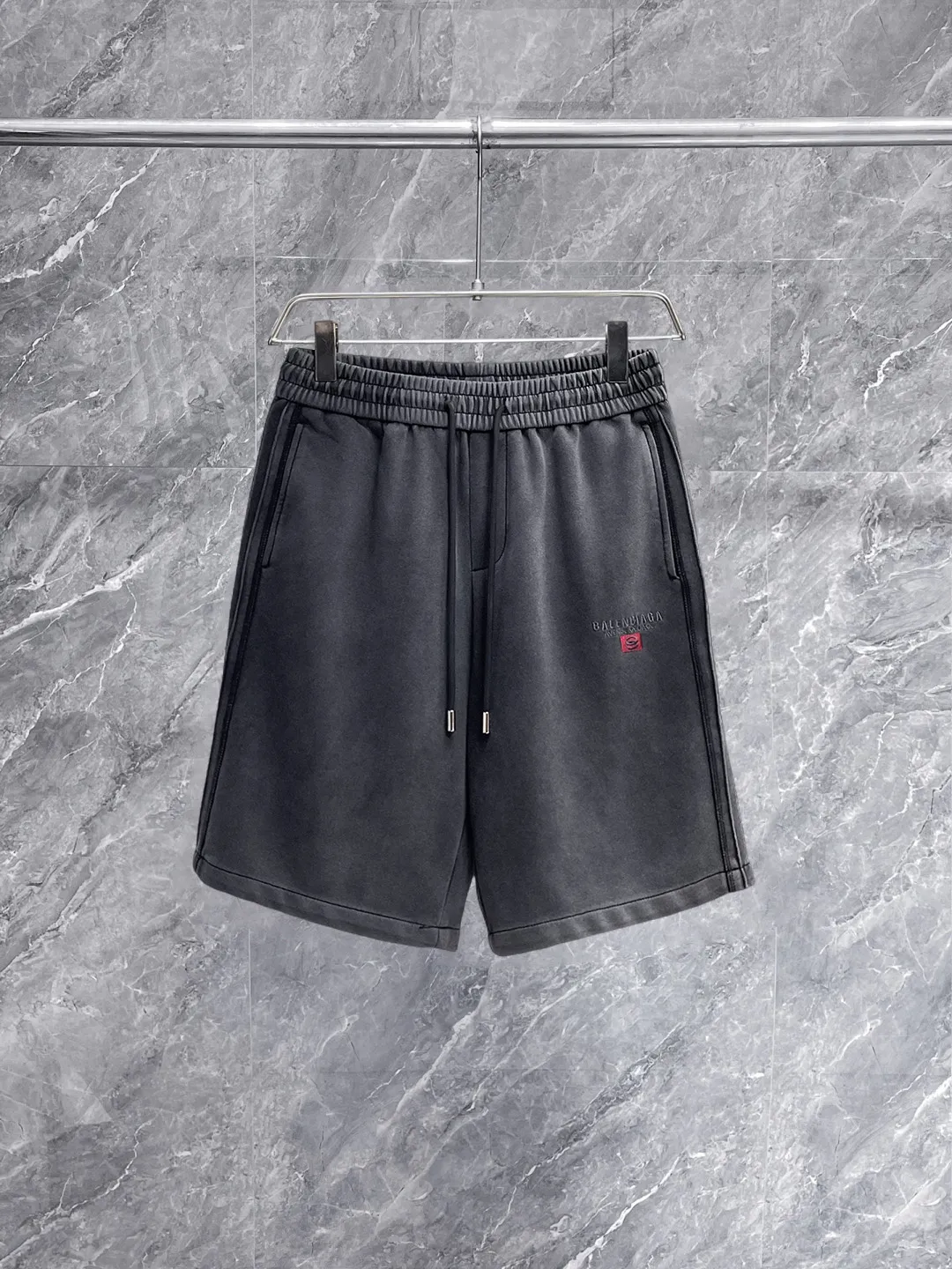 Balenciaga's three-standard complete 2026 summer New Arrival men's casual shorts, advanced custom-made Breathable fabric, Breathable fabric, extremely stretchy and comfortable, impeccable details, top-grade accessories, original logo design concept, delicate and soft feel! The upper body fit is awesome! Size: M-XXXL Please state your height and weight when ordering